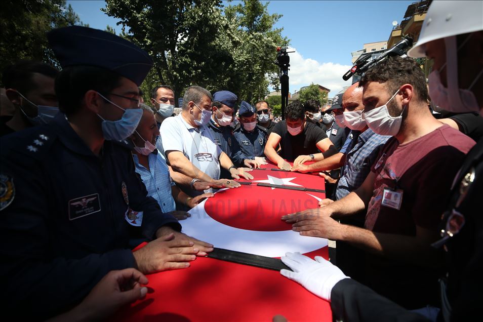 Van'da düşen uçakta şehit olan komiser yardımcısı Bursa'da son yolculuğuna uğurlandı