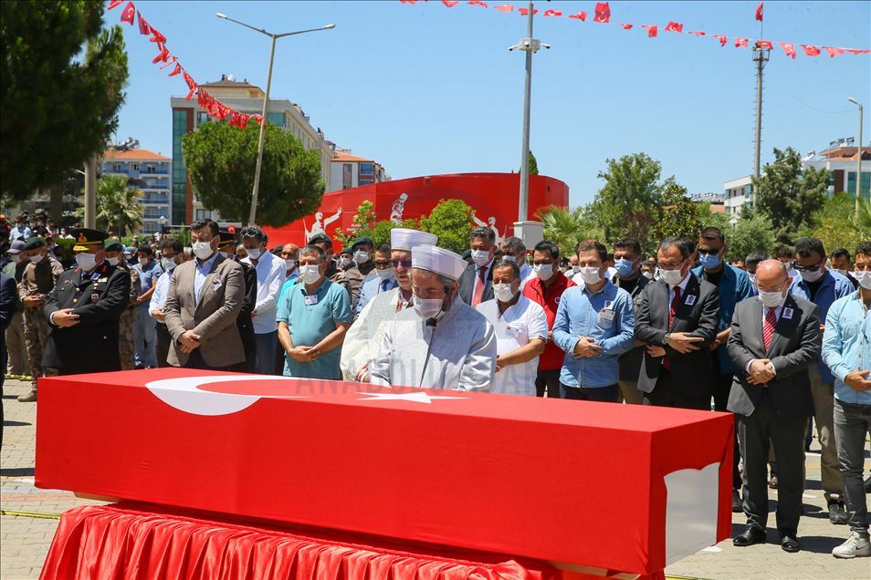 Van'da düşen uçakta şehit olan polis memuru Manisa'da son yolculuğuna uğurlandı