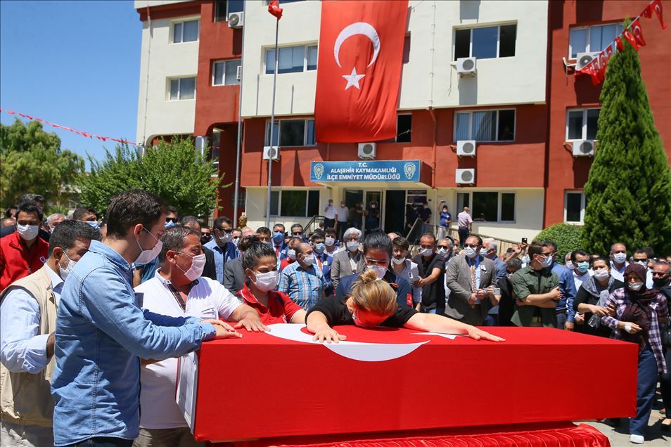 Van'da düşen uçakta şehit olan polis memuru Manisa'da son yolculuğuna uğurlandı