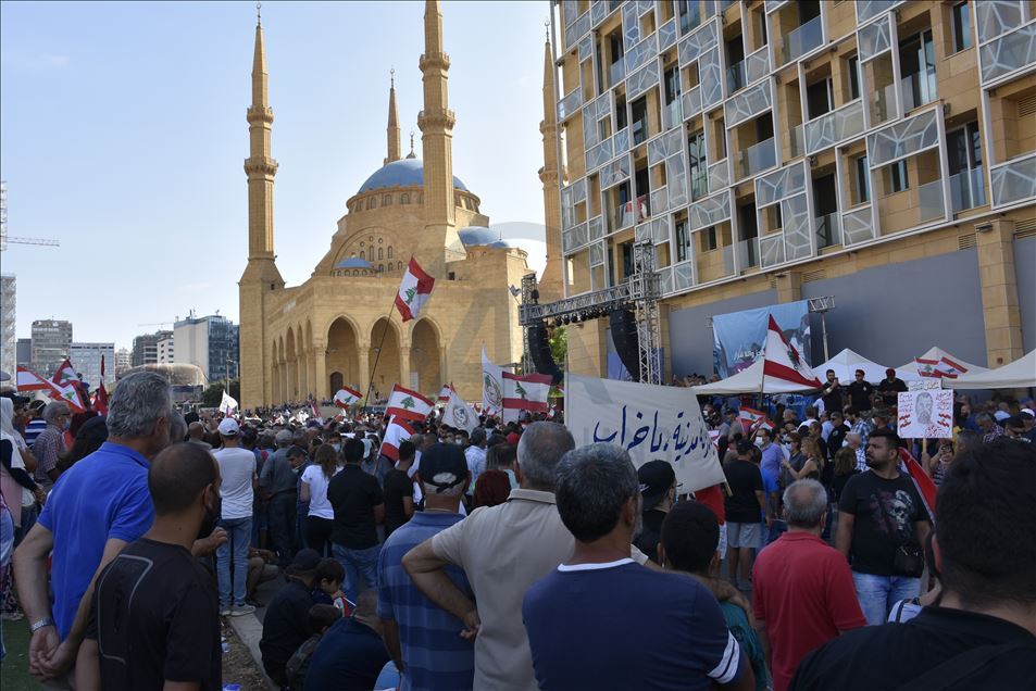 بيروت.. مئات المحتجين يطالبون بحكومة انتقالية

