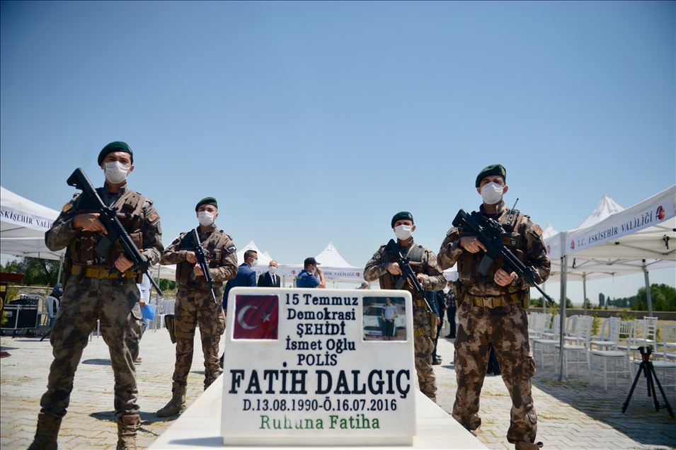 15 Temmuz şehidi polis memuru Dalgıç, Eskişehir'de kabri başında anıldı