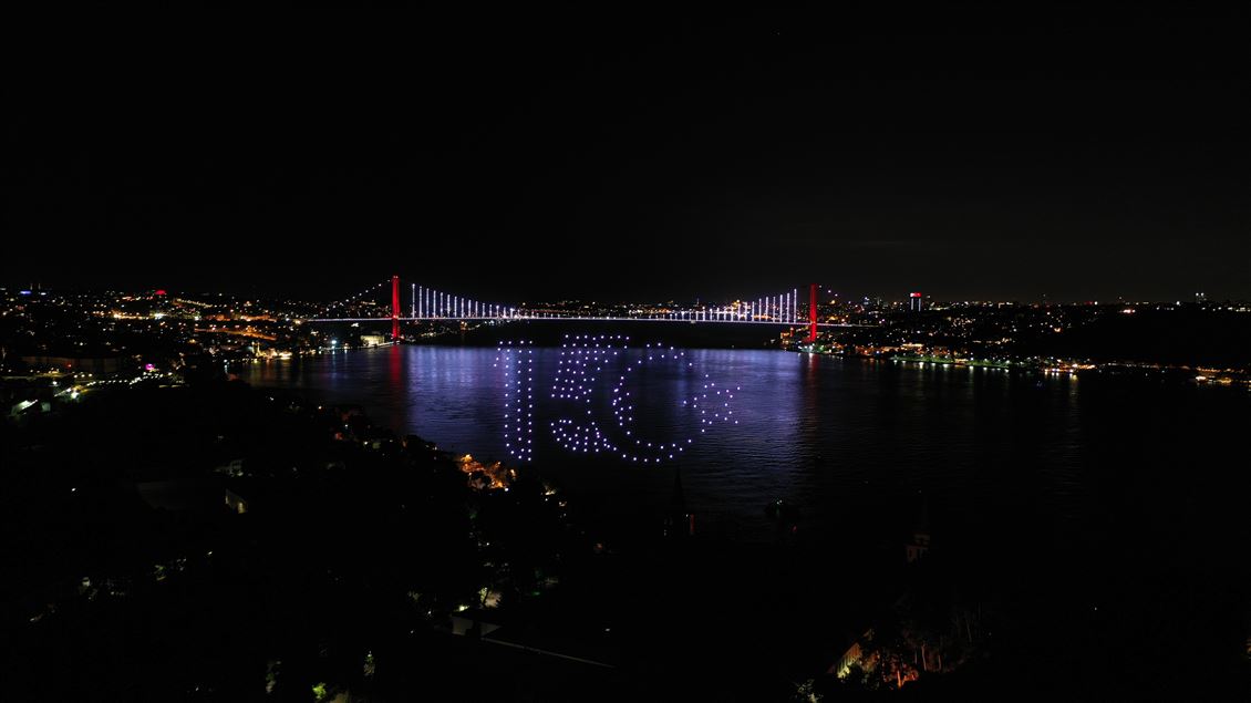 Milletin 15 Temmuz'daki zaferi 200 drone ile gökyüzüne yansıtıldı