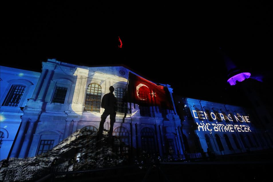 15 Temmuz'da yaşananlar, video haritalama yöntemiyle Kuleli'nin duvarlarına yansıtıldı