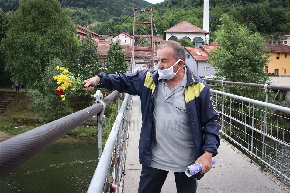Banjalučani spuštanjem cvijeća u Vrbas odali poštu svim civilnim žrtvama rata u BiH