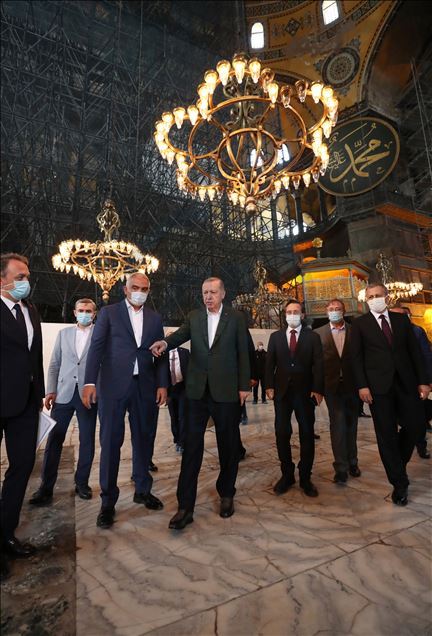 Presidenti Erdoğan viziton Xhaminë Ajasofja