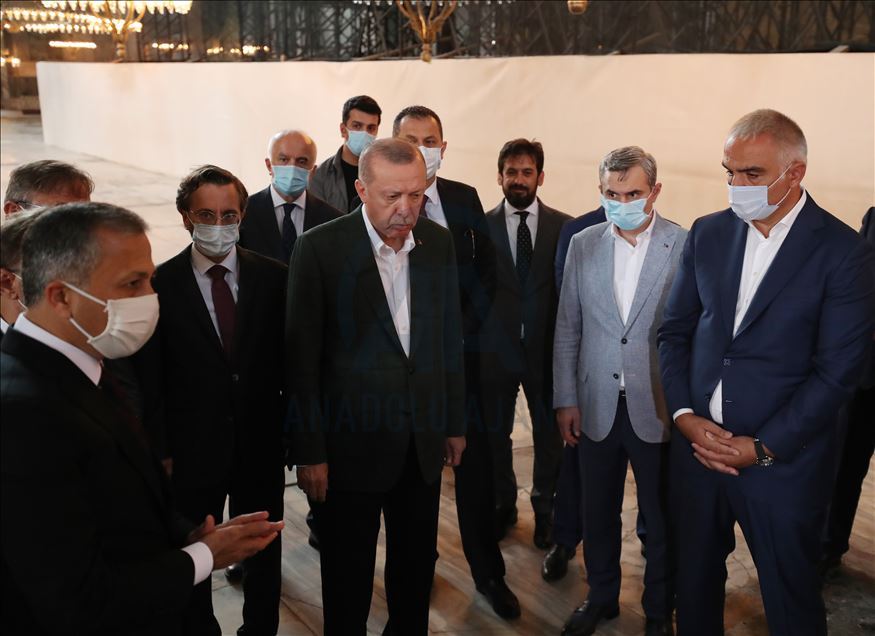 Presidenti Erdoğan viziton Xhaminë Ajasofja