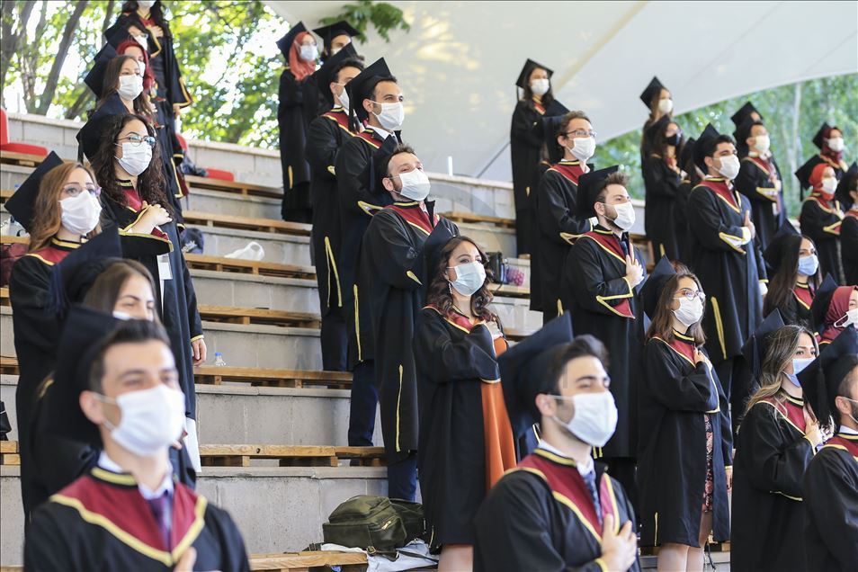 AÜ Tıp Fakültesi öğrencileri Kovid-19 tedbirleriyle mezun oldu