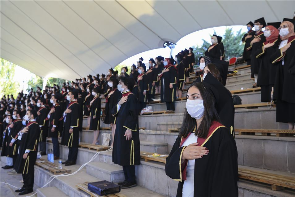AÜ Tıp Fakültesi öğrencileri Kovid-19 tedbirleriyle mezun oldu