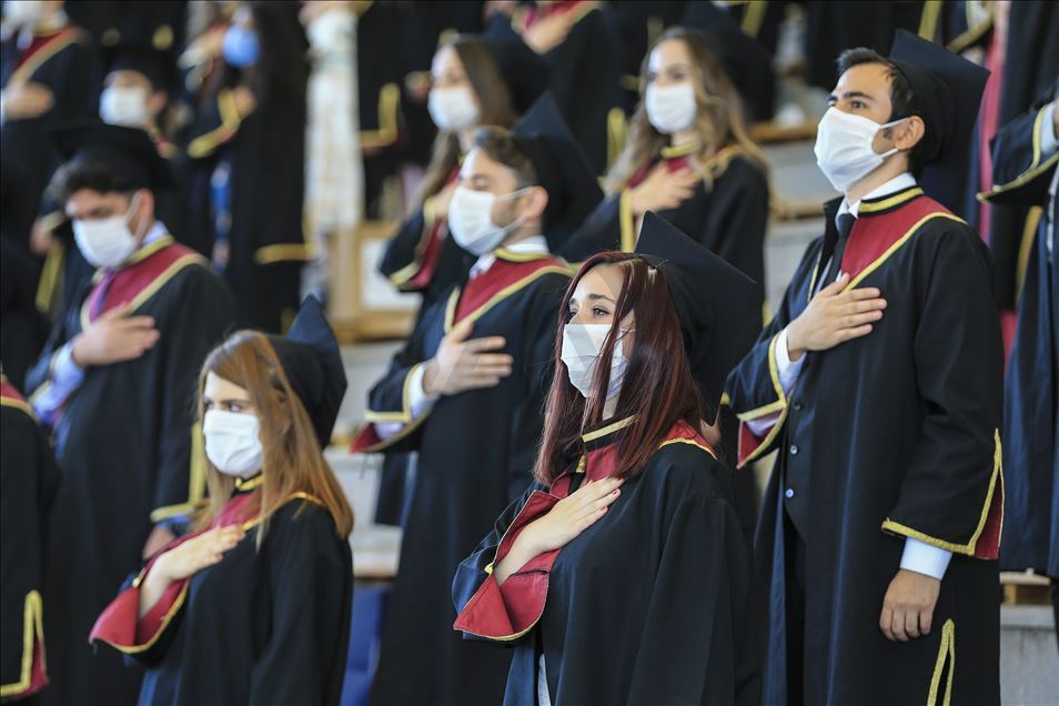 AÜ Tıp Fakültesi öğrencileri Kovid-19 tedbirleriyle mezun oldu