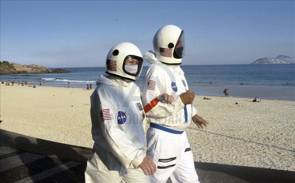 Rio de Janeiro'da astronot kıyafetleriyle virüsten korunmaya çalışıyorlar