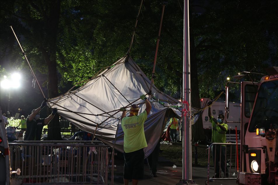 Policía antidisturbios despeja campamento frente al ayuntamiento de Nueva York