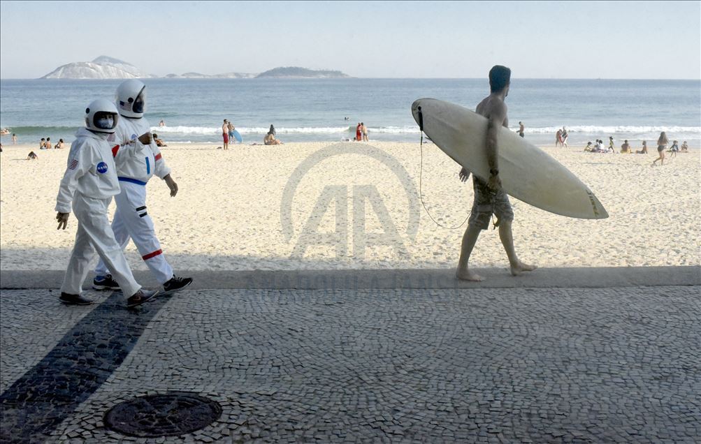 Zaštita od COVID-19: Brazilski par obučen u astronautska odijela šeta gradom i plažom