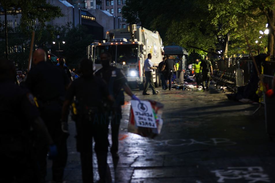 Policía antidisturbios despeja campamento frente al ayuntamiento de Nueva York