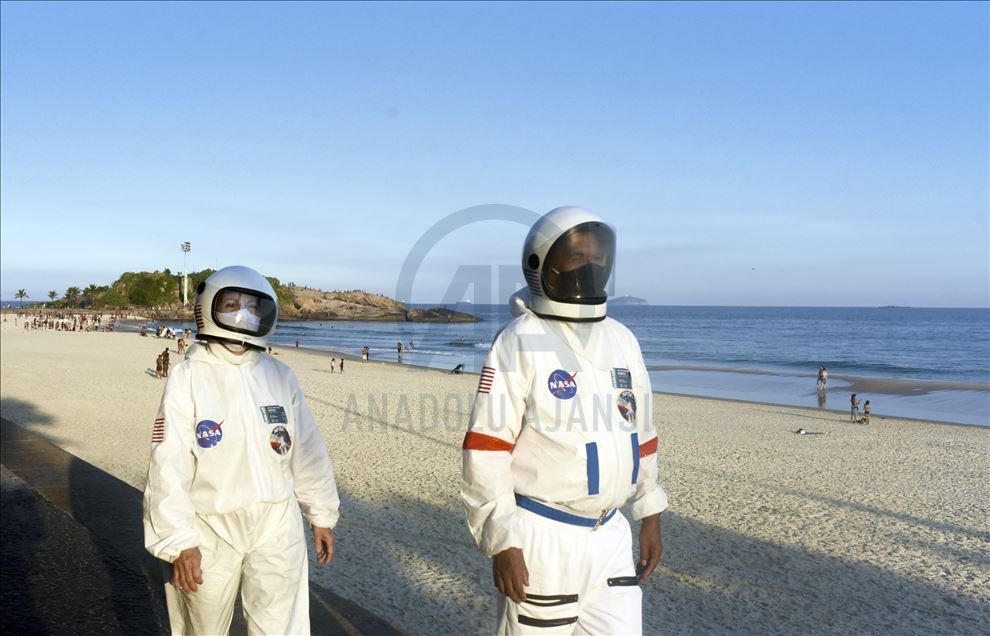 Rio de Janeiro'da astronot kıyafetleriyle virüsten korunmaya çalışıyorlar