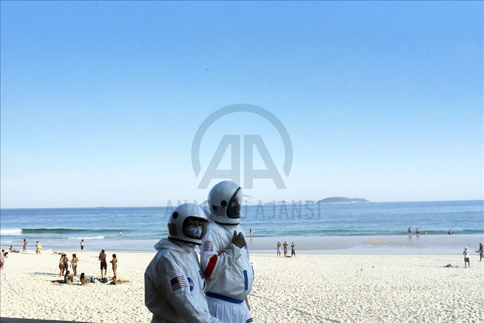 Rio de Janeiro'da astronot kıyafetleriyle virüsten korunmaya çalışıyorlar