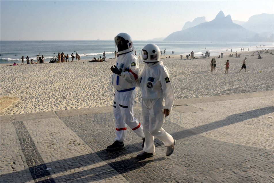 Zaštita od COVID-19: Brazilski par obučen u astronautska odijela šeta gradom i plažom