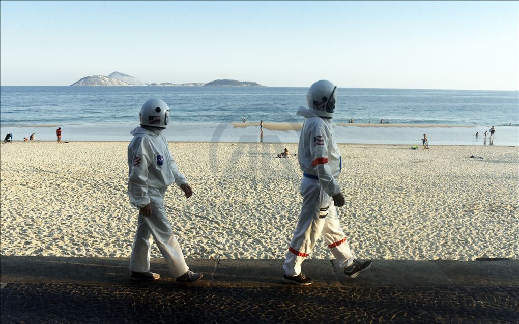 Rio de Janeiro'da astronot kıyafetleriyle virüsten korunmaya çalışıyorlar
