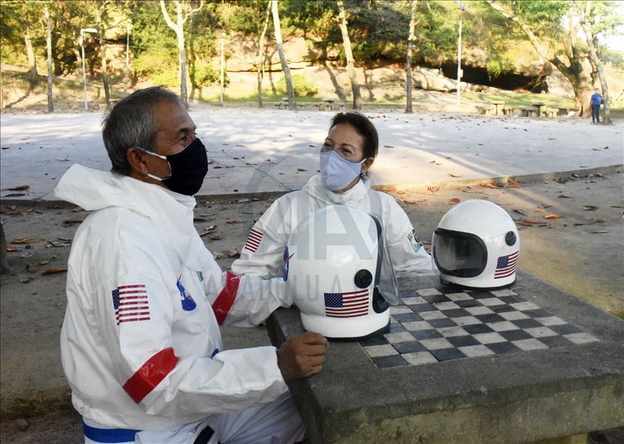 Rio de Janeiro'da astronot kıyafetleriyle virüsten korunmaya çalışıyorlar