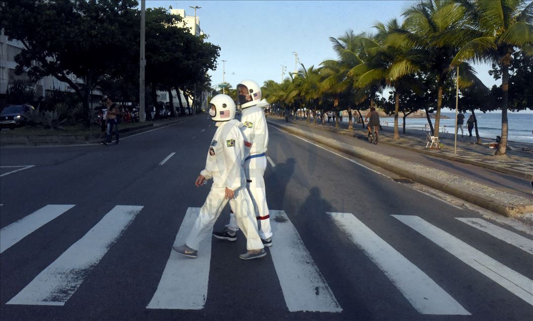 Rio de Janeiro'da astronot kıyafetleriyle virüsten korunmaya çalışıyorlar