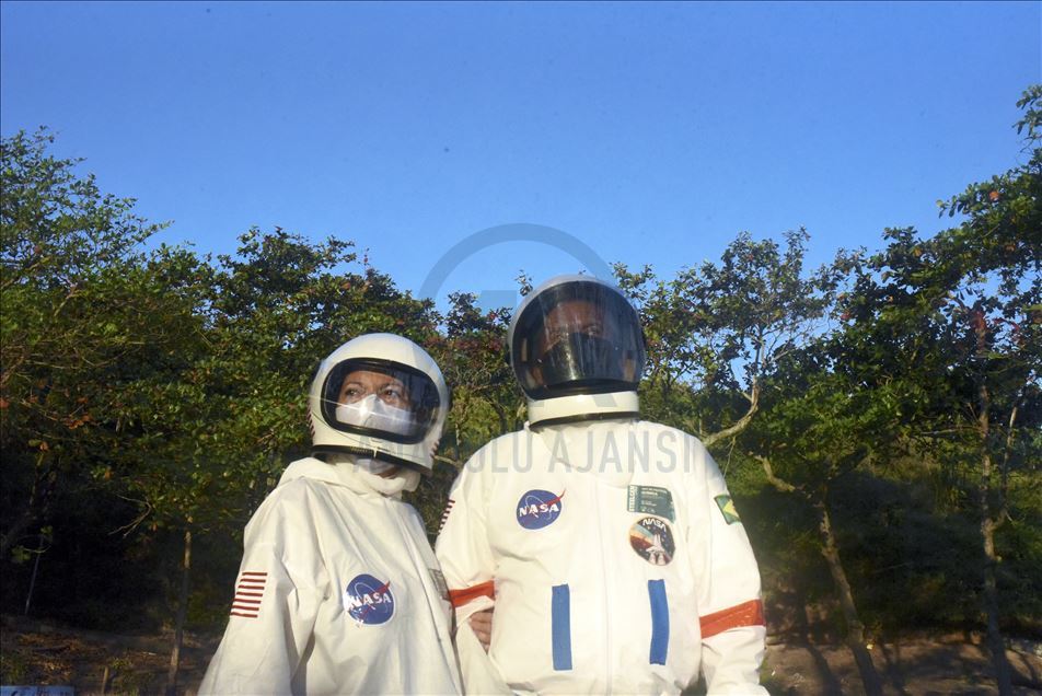 Zaštita od COVID-19: Brazilski par obučen u astronautska odijela šeta gradom i plažom