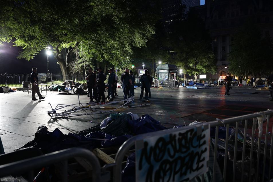 Policía antidisturbios despeja campamento frente al ayuntamiento de Nueva York
