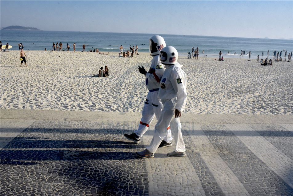 Rio de Janeiro'da astronot kıyafetleriyle virüsten korunmaya çalışıyorlar