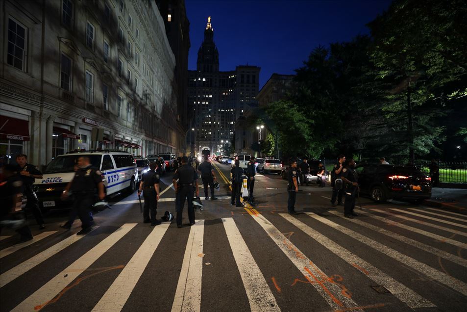 Policía antidisturbios despeja campamento frente al ayuntamiento de Nueva York