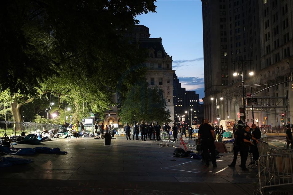 Policía antidisturbios despeja campamento frente al ayuntamiento de Nueva York