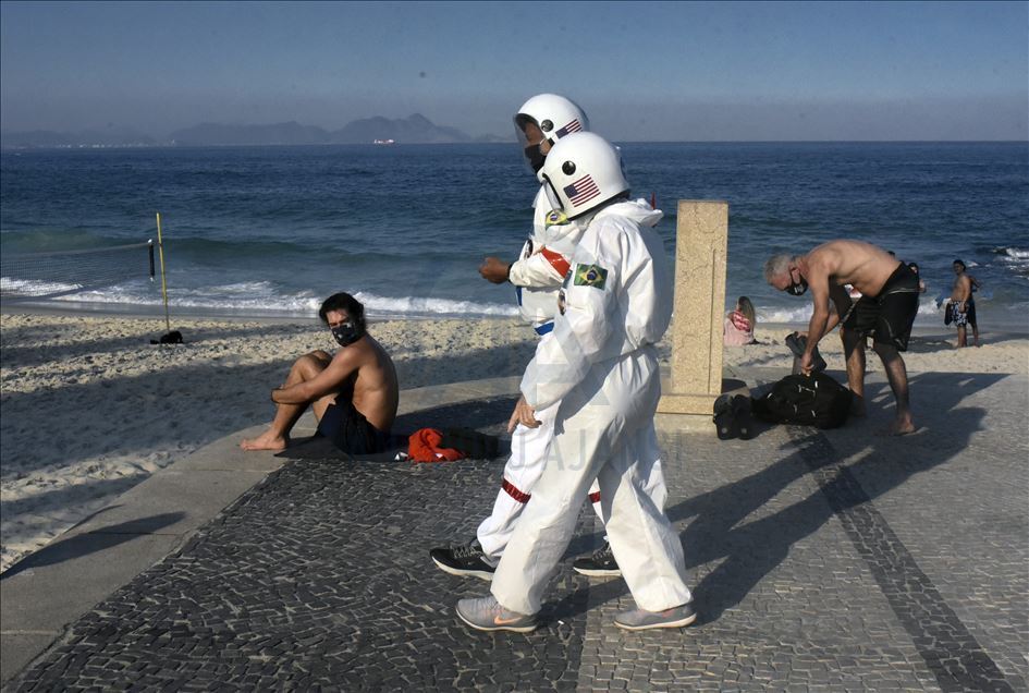 Zaštita od COVID-19: Brazilski par obučen u astronautska odijela šeta gradom i plažom