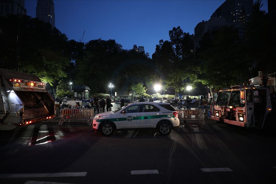 Policía antidisturbios despeja campamento frente al ayuntamiento de Nueva York