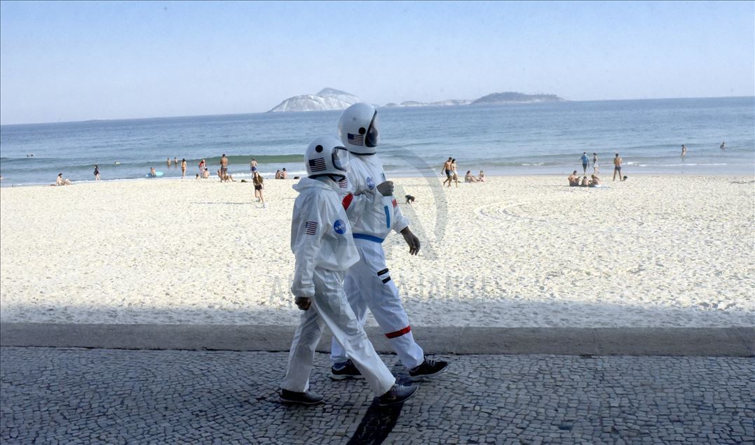 Rio de Janeiro'da astronot kıyafetleriyle virüsten korunmaya çalışıyorlar