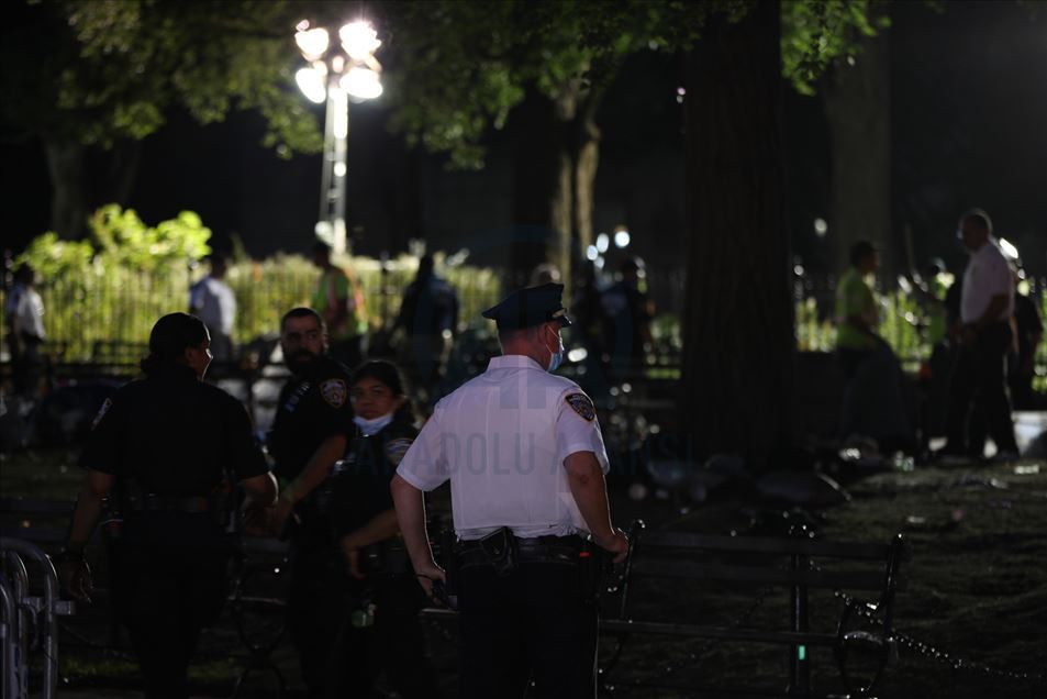 Policía antidisturbios despeja campamento frente al ayuntamiento de Nueva York