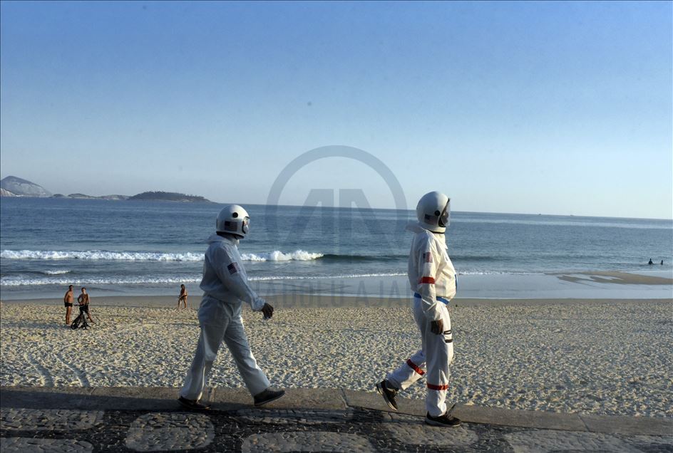 Rio de Janeiro'da astronot kıyafetleriyle virüsten korunmaya çalışıyorlar