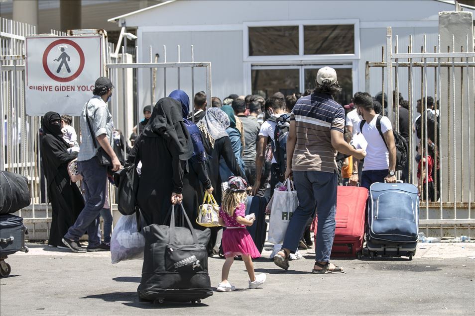 Suriyelilerin ülkelerindeki güvenli bölgelere dönüşleri sürüyor