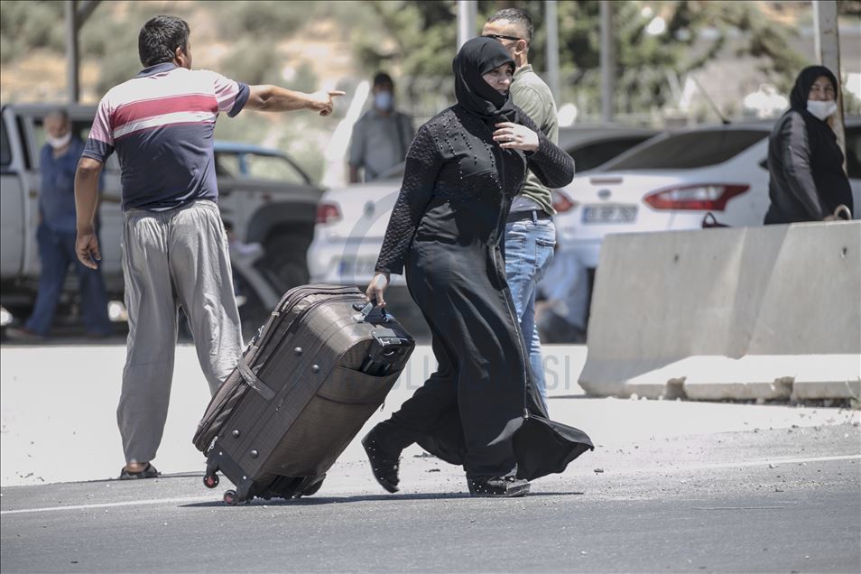 Suriyelilerin ülkelerindeki güvenli bölgelere dönüşleri sürüyor 