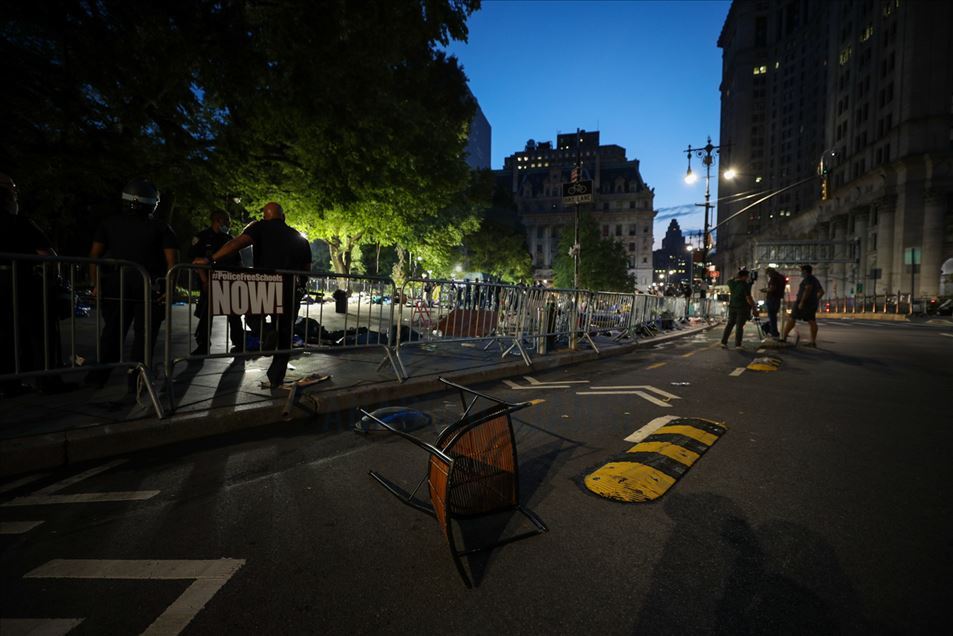 Policía antidisturbios despeja campamento frente al ayuntamiento de Nueva York