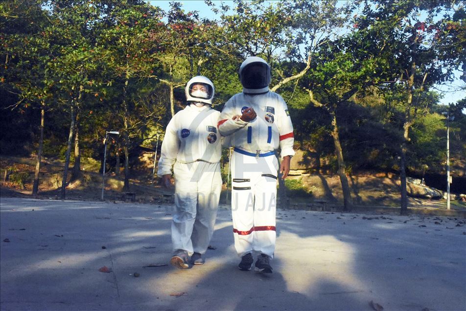 Rio de Janeiro'da astronot kıyafetleriyle virüsten korunmaya çalışıyorlar