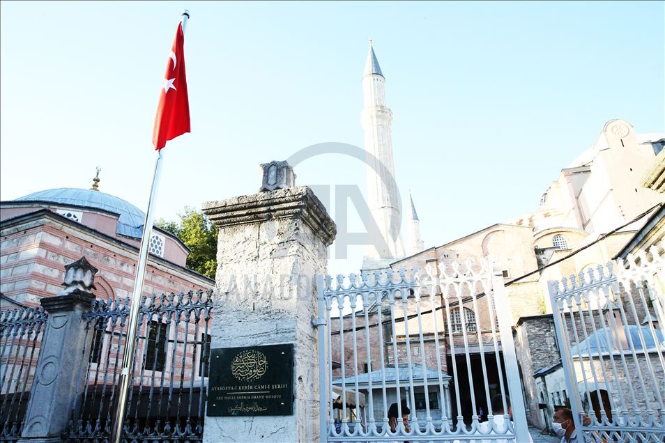 Ayasofya Camisi'ne 'Ayasofya-i Kebir Cami-i Şerifi' tabelası asıldı