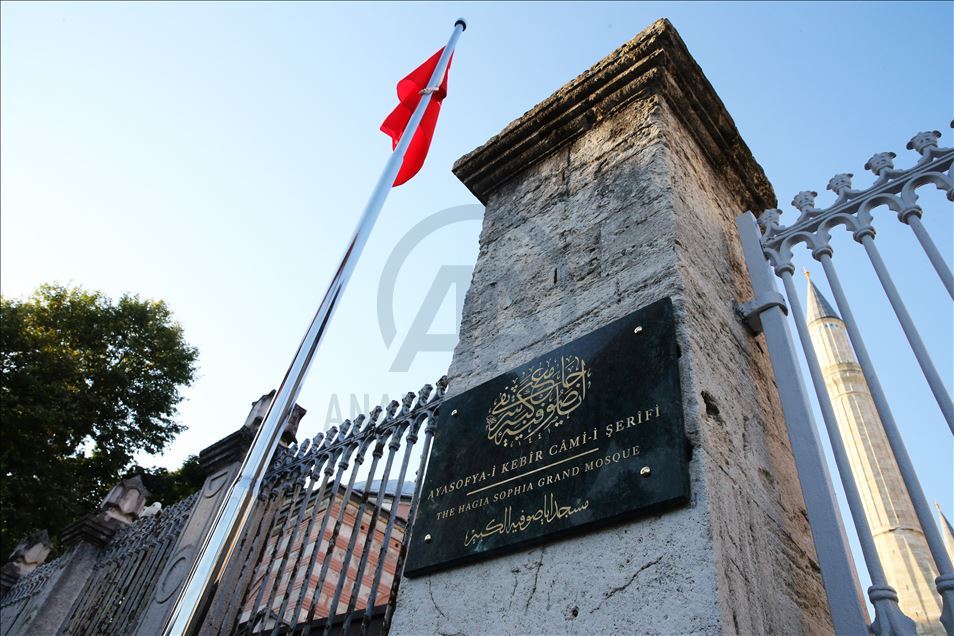 Ayasofya Camisi'ne 'Ayasofya-i Kebir Cami-i Şerifi' tabelası asıldı