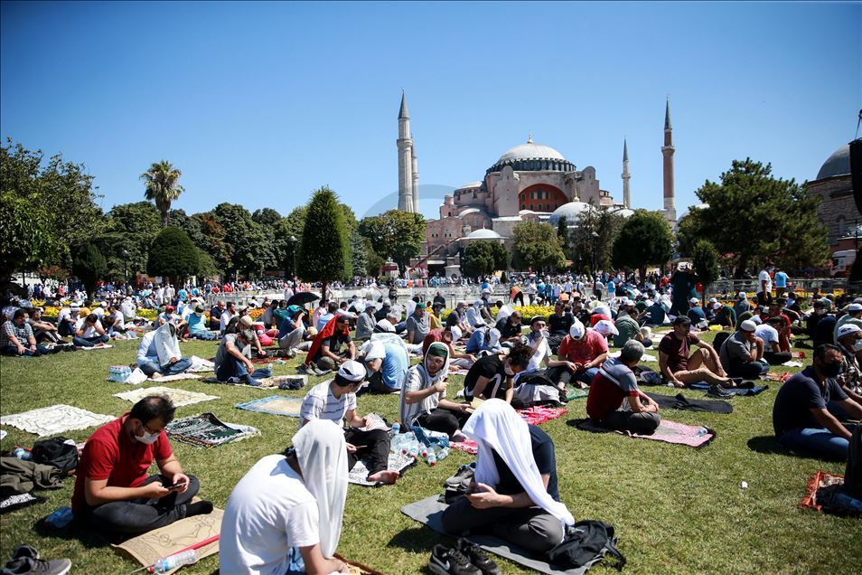 Mijëra besimtarë mblidhen për të falur namazin e xhumasë në Xhaminë e Madhe të Ajasofjes