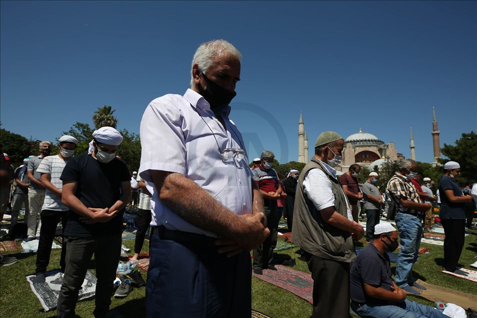 Falet namazi i parë i xhumasë në Xhaminë e Madhe të Ajasofjes pas 86 viteve
