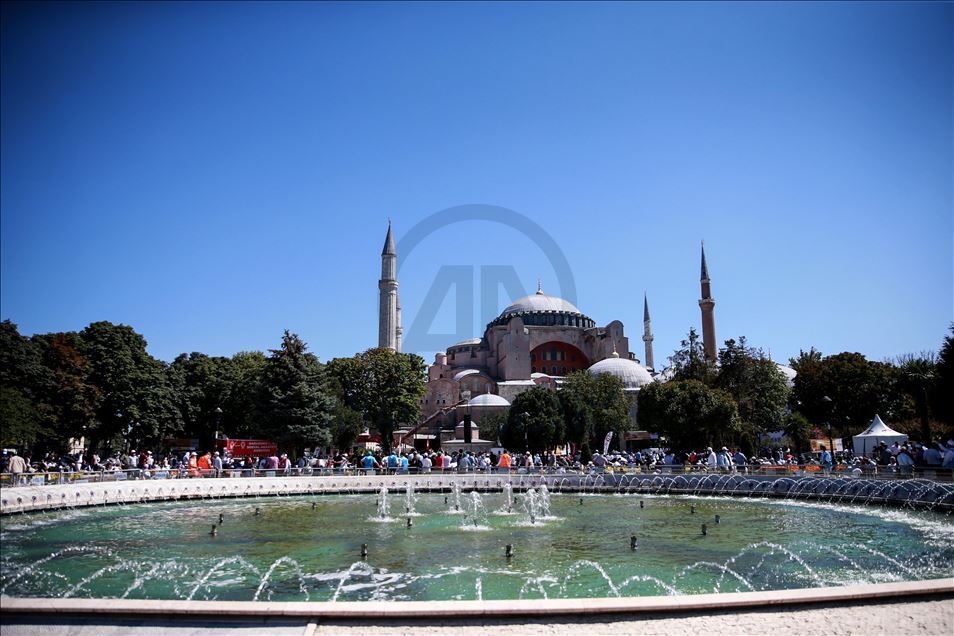 Mijëra besimtarë mblidhen për të falur namazin e xhumasë në Xhaminë e Madhe të Ajasofjes