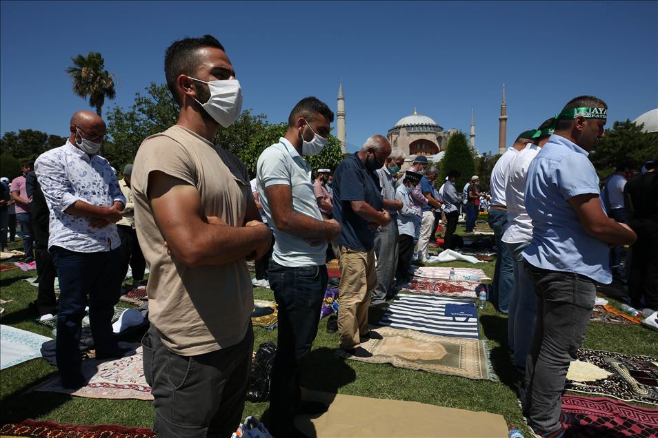 Falet namazi i parë i xhumasë në Xhaminë e Madhe të Ajasofjes pas 86 viteve
