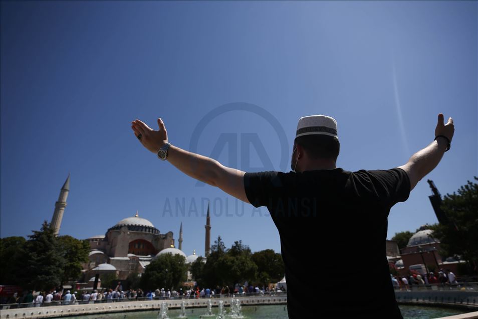 Mijëra besimtarë mblidhen për të falur namazin e xhumasë në Xhaminë e Madhe të Ajasofjes

