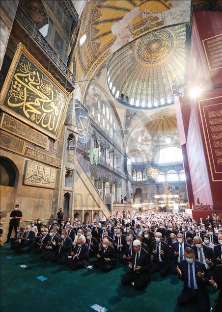 Erdoğan recitoi pjesë nga Kurani në Xhaminë e Madhe të Ajasofjes para faljes së namazit të parë
