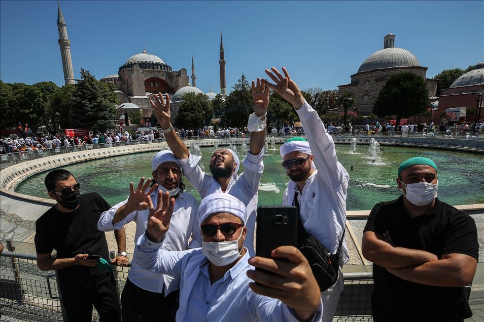 Mijëra besimtarë mblidhen për të falur namazin e xhumasë në Xhaminë e Madhe të Ajasofjes
