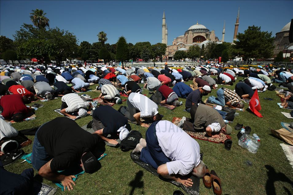 Falet namazi i parë i xhumasë në Xhaminë e Madhe të Ajasofjes pas 86 viteve
