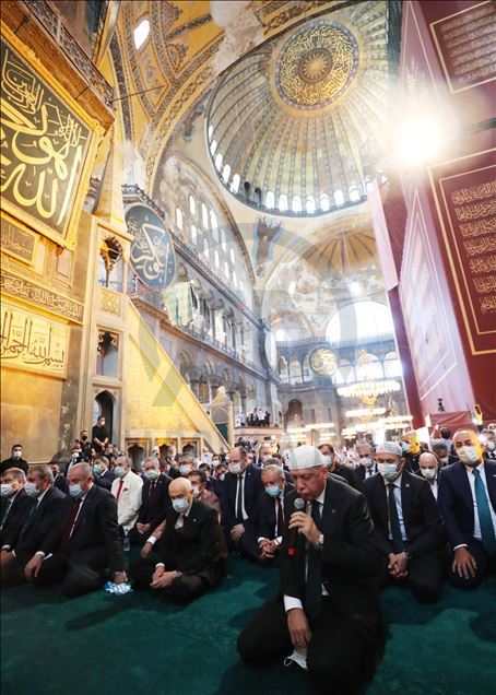 Erdoğan recitoi pjesë nga Kurani në Xhaminë e Madhe të Ajasofjes para faljes së namazit të parë
