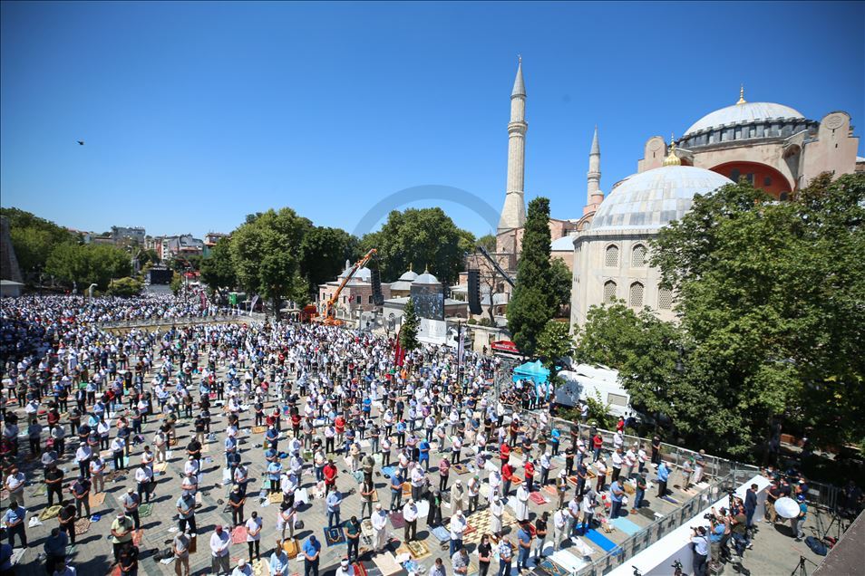 Falet namazi i parë i xhumasë në Xhaminë e Madhe të Ajasofjes pas 86 viteve