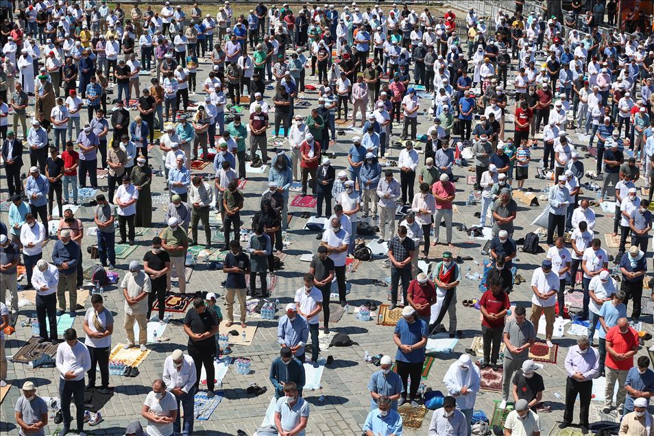 Falet namazi i parë i xhumasë në Xhaminë e Madhe të Ajasofjes pas 86 viteve